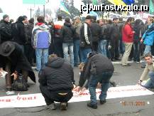 [P09] Ukraina - Kiev - Confectionare de pancarte. » foto by popescu.borsa*
 - 
<span class="allrVoted glyphicon glyphicon-heart hidden" id="av163691"></span>
<a class="m-l-10 hidden" id="sv163691" onclick="voting_Foto_DelVot(,163691,8014)" role="button">șterge vot <span class="glyphicon glyphicon-remove"></span></a>
<a id="v9163691" class=" c-red"  onclick="voting_Foto_SetVot(163691)" role="button"><span class="glyphicon glyphicon-heart-empty"></span> <b>LIKE</b> = Votează poza</a> <img class="hidden"  id="f163691W9" src="/imagini/loader.gif" border="0" /><span class="AjErrMes hidden" id="e163691ErM"></span>