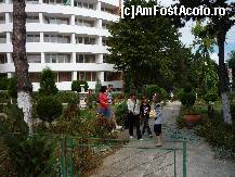 [P07] Hotel Scoica - Gradina din fata hotelului era destul de ingrijita. » foto by Horia
 - 
<span class="allrVoted glyphicon glyphicon-heart hidden" id="av164859"></span>
<a class="m-l-10 hidden" id="sv164859" onclick="voting_Foto_DelVot(,164859,8042)" role="button">șterge vot <span class="glyphicon glyphicon-remove"></span></a>
<a id="v9164859" class=" c-red"  onclick="voting_Foto_SetVot(164859)" role="button"><span class="glyphicon glyphicon-heart-empty"></span> <b>LIKE</b> = Votează poza</a> <img class="hidden"  id="f164859W9" src="/imagini/loader.gif" border="0" /><span class="AjErrMes hidden" id="e164859ErM"></span>