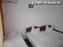 [P08] Hotel Scoica - Camera era destul de mica. » foto by Horia
 - 
<span class="allrVoted glyphicon glyphicon-heart hidden" id="av164862"></span>
<a class="m-l-10 hidden" id="sv164862" onclick="voting_Foto_DelVot(,164862,8042)" role="button">șterge vot <span class="glyphicon glyphicon-remove"></span></a>
<a id="v9164862" class=" c-red"  onclick="voting_Foto_SetVot(164862)" role="button"><span class="glyphicon glyphicon-heart-empty"></span> <b>LIKE</b> = Votează poza</a> <img class="hidden"  id="f164862W9" src="/imagini/loader.gif" border="0" /><span class="AjErrMes hidden" id="e164862ErM"></span>
