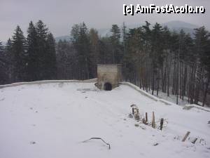 [P03] Zona de mai sus, la începutul lui 2002. Nici măcar nu aveai de ce să te plimbi pe aici. Intrarea se făcea prin altă parte, iar turnul abia începea să fie refăcut.  » foto by abancor
 - 
<span class="allrVoted glyphicon glyphicon-heart hidden" id="av372987"></span>
<a class="m-l-10 hidden" id="sv372987" onclick="voting_Foto_DelVot(,372987,8046)" role="button">șterge vot <span class="glyphicon glyphicon-remove"></span></a>
<a id="v9372987" class=" c-red"  onclick="voting_Foto_SetVot(372987)" role="button"><span class="glyphicon glyphicon-heart-empty"></span> <b>LIKE</b> = Votează poza</a> <img class="hidden"  id="f372987W9" src="/imagini/loader.gif" border="0" /><span class="AjErrMes hidden" id="e372987ErM"></span>