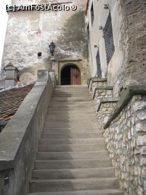 [P08] Castelul Bran - Spre intrarea principala » foto by mishu
 - 
<span class="allrVoted glyphicon glyphicon-heart hidden" id="av801794"></span>
<a class="m-l-10 hidden" id="sv801794" onclick="voting_Foto_DelVot(,801794,8046)" role="button">șterge vot <span class="glyphicon glyphicon-remove"></span></a>
<a id="v9801794" class=" c-red"  onclick="voting_Foto_SetVot(801794)" role="button"><span class="glyphicon glyphicon-heart-empty"></span> <b>LIKE</b> = Votează poza</a> <img class="hidden"  id="f801794W9" src="/imagini/loader.gif" border="0" /><span class="AjErrMes hidden" id="e801794ErM"></span>