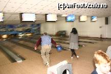 [P14] La bowling, unii  se descurca » foto by liviadavidescu
 - 
<span class="allrVoted glyphicon glyphicon-heart hidden" id="av165281"></span>
<a class="m-l-10 hidden" id="sv165281" onclick="voting_Foto_DelVot(,165281,8046)" role="button">șterge vot <span class="glyphicon glyphicon-remove"></span></a>
<a id="v9165281" class=" c-red"  onclick="voting_Foto_SetVot(165281)" role="button"><span class="glyphicon glyphicon-heart-empty"></span> <b>LIKE</b> = Votează poza</a> <img class="hidden"  id="f165281W9" src="/imagini/loader.gif" border="0" /><span class="AjErrMes hidden" id="e165281ErM"></span>