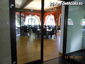[P19] Phoenix Cernica Club - Din hol, spre sala mare a restaurantului.  » foto by iulianic
 - 
<span class="allrVoted glyphicon glyphicon-heart hidden" id="av416960"></span>
<a class="m-l-10 hidden" id="sv416960" onclick="voting_Foto_DelVot(,416960,8050)" role="button">șterge vot <span class="glyphicon glyphicon-remove"></span></a>
<a id="v9416960" class=" c-red"  onclick="voting_Foto_SetVot(416960)" role="button"><span class="glyphicon glyphicon-heart-empty"></span> <b>LIKE</b> = Votează poza</a> <img class="hidden"  id="f416960W9" src="/imagini/loader.gif" border="0" /><span class="AjErrMes hidden" id="e416960ErM"></span>