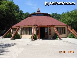 [P11] Restaurant Cernica - Intrarea în clădirea principală.  » foto by iulianic
 - 
<span class="allrVoted glyphicon glyphicon-heart hidden" id="av417362"></span>
<a class="m-l-10 hidden" id="sv417362" onclick="voting_Foto_DelVot(,417362,8050)" role="button">șterge vot <span class="glyphicon glyphicon-remove"></span></a>
<a id="v9417362" class=" c-red"  onclick="voting_Foto_SetVot(417362)" role="button"><span class="glyphicon glyphicon-heart-empty"></span> <b>LIKE</b> = Votează poza</a> <img class="hidden"  id="f417362W9" src="/imagini/loader.gif" border="0" /><span class="AjErrMes hidden" id="e417362ErM"></span>