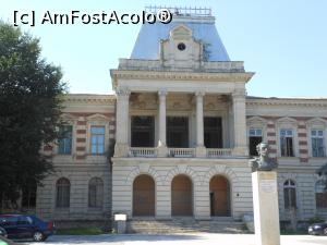 [P01] Călărași - Palatul Prefecturii și bustul domnitorului Barbu Dimitrie Știrbei, întemeietorul orașului.  » foto by iulianic
 - 
<span class="allrVoted glyphicon glyphicon-heart hidden" id="av1040802"></span>
<a class="m-l-10 hidden" id="sv1040802" onclick="voting_Foto_DelVot(,1040802,8054)" role="button">șterge vot <span class="glyphicon glyphicon-remove"></span></a>
<a id="v91040802" class=" c-red"  onclick="voting_Foto_SetVot(1040802)" role="button"><span class="glyphicon glyphicon-heart-empty"></span> <b>LIKE</b> = Votează poza</a> <img class="hidden"  id="f1040802W9" src="/imagini/loader.gif" border="0" /><span class="AjErrMes hidden" id="e1040802ErM"></span>