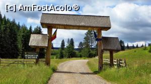 [P01] Poarta de la intrarea în Herghelia Lucina situată în Munții Obcinele Bucovinei, într-o zonă muntoasă foarte izolată, la izvoarele Râului Lucava (afluent al Moldovei). Herghelia Lucina dispune de o suprafaţă de aproape 1.800 ha pe care zburdă 350-400 de cai.  » foto by Lucien
 - 
<span class="allrVoted glyphicon glyphicon-heart hidden" id="av837902"></span>
<a class="m-l-10 hidden" id="sv837902" onclick="voting_Foto_DelVot(,837902,8056)" role="button">șterge vot <span class="glyphicon glyphicon-remove"></span></a>
<a id="v9837902" class=" c-red"  onclick="voting_Foto_SetVot(837902)" role="button"><span class="glyphicon glyphicon-heart-empty"></span> <b>LIKE</b> = Votează poza</a> <img class="hidden"  id="f837902W9" src="/imagini/loader.gif" border="0" /><span class="AjErrMes hidden" id="e837902ErM"></span>