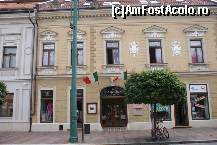 [P26] O altă clădire frumoasă de pe Strada Mare din Prešov, la parterul căreia se află restaurantul italian 'La Gondola' » foto by Costi
 - 
<span class="allrVoted glyphicon glyphicon-heart hidden" id="av166093"></span>
<a class="m-l-10 hidden" id="sv166093" onclick="voting_Foto_DelVot(,166093,8063)" role="button">șterge vot <span class="glyphicon glyphicon-remove"></span></a>
<a id="v9166093" class=" c-red"  onclick="voting_Foto_SetVot(166093)" role="button"><span class="glyphicon glyphicon-heart-empty"></span> <b>LIKE</b> = Votează poza</a> <img class="hidden"  id="f166093W9" src="/imagini/loader.gif" border="0" /><span class="AjErrMes hidden" id="e166093ErM"></span>