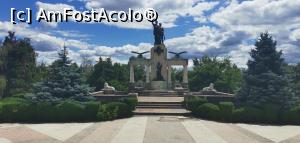 [P53] Parcul Rozelor cu Monumentul Eroilor. » foto by Aurici
 - 
<span class="allrVoted glyphicon glyphicon-heart hidden" id="av1177480"></span>
<a class="m-l-10 hidden" id="sv1177480" onclick="voting_Foto_DelVot(,1177480,8064)" role="button">șterge vot <span class="glyphicon glyphicon-remove"></span></a>
<a id="v91177480" class=" c-red"  onclick="voting_Foto_SetVot(1177480)" role="button"><span class="glyphicon glyphicon-heart-empty"></span> <b>LIKE</b> = Votează poza</a> <img class="hidden"  id="f1177480W9" src="/imagini/loader.gif" border="0" /><span class="AjErrMes hidden" id="e1177480ErM"></span>
