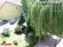 [P11] Vedere din balconul camerei, spre parcarea hotelului. Sub salcie este amenajat un spaţiu ce ţine loc de terasă.  » foto by Costi
 - 
<span class="allrVoted glyphicon glyphicon-heart hidden" id="av336202"></span>
<a class="m-l-10 hidden" id="sv336202" onclick="voting_Foto_DelVot(,336202,8071)" role="button">șterge vot <span class="glyphicon glyphicon-remove"></span></a>
<a id="v9336202" class=" c-red"  onclick="voting_Foto_SetVot(336202)" role="button"><span class="glyphicon glyphicon-heart-empty"></span> <b>LIKE</b> = Votează poza</a> <img class="hidden"  id="f336202W9" src="/imagini/loader.gif" border="0" /><span class="AjErrMes hidden" id="e336202ErM"></span>