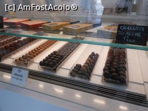 [P13] Pitești - Ciocolaterie-Cofetărie MAYORE. Praline. » foto by iulianic
 - 
<span class="allrVoted glyphicon glyphicon-heart hidden" id="av1376539"></span>
<a class="m-l-10 hidden" id="sv1376539" onclick="voting_Foto_DelVot(,1376539,8103)" role="button">șterge vot <span class="glyphicon glyphicon-remove"></span></a>
<a id="v91376539" class=" c-red"  onclick="voting_Foto_SetVot(1376539)" role="button"><span class="glyphicon glyphicon-heart-empty"></span> <b>LIKE</b> = Votează poza</a> <img class="hidden"  id="f1376539W9" src="/imagini/loader.gif" border="0" /><span class="AjErrMes hidden" id="e1376539ErM"></span>
