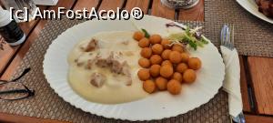 [P09] Pitești, Restaurantul Casa Argeșeană, Piept de pui cu sos de cașcaval și Bulete de cartofi » foto by mprofeanu
 - 
<span class="allrVoted glyphicon glyphicon-heart hidden" id="av1389372"></span>
<a class="m-l-10 hidden" id="sv1389372" onclick="voting_Foto_DelVot(,1389372,8103)" role="button">șterge vot <span class="glyphicon glyphicon-remove"></span></a>
<a id="v91389372" class=" c-red"  onclick="voting_Foto_SetVot(1389372)" role="button"><span class="glyphicon glyphicon-heart-empty"></span> <b>LIKE</b> = Votează poza</a> <img class="hidden"  id="f1389372W9" src="/imagini/loader.gif" border="0" /><span class="AjErrMes hidden" id="e1389372ErM"></span>