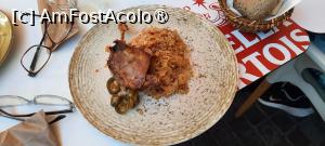 [P09] Pitești, Restaurantul Garden Pub, Pulpă de rață confiată cu varză bavareză » foto by mprofeanu
 - 
<span class="allrVoted glyphicon glyphicon-heart hidden" id="av1391513"></span>
<a class="m-l-10 hidden" id="sv1391513" onclick="voting_Foto_DelVot(,1391513,8103)" role="button">șterge vot <span class="glyphicon glyphicon-remove"></span></a>
<a id="v91391513" class=" c-red"  onclick="voting_Foto_SetVot(1391513)" role="button"><span class="glyphicon glyphicon-heart-empty"></span> <b>LIKE</b> = Votează poza</a> <img class="hidden"  id="f1391513W9" src="/imagini/loader.gif" border="0" /><span class="AjErrMes hidden" id="e1391513ErM"></span>