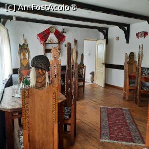 [P12] Pitești, Restaurantul „La Tuciuri”, Scaune cu spătare cu figuri desenate - pirogravate  - pictate, la etaj » foto by mprofeanu
 - 
<span class="allrVoted glyphicon glyphicon-heart hidden" id="av1428881"></span>
<a class="m-l-10 hidden" id="sv1428881" onclick="voting_Foto_DelVot(,1428881,8103)" role="button">șterge vot <span class="glyphicon glyphicon-remove"></span></a>
<a id="v91428881" class=" c-red"  onclick="voting_Foto_SetVot(1428881)" role="button"><span class="glyphicon glyphicon-heart-empty"></span> <b>LIKE</b> = Votează poza</a> <img class="hidden"  id="f1428881W9" src="/imagini/loader.gif" border="0" /><span class="AjErrMes hidden" id="e1428881ErM"></span>
