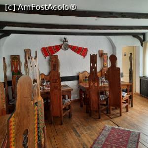 [P13] Pitești, Restaurantul „La Tuciuri”,Tuciuri”, Scaune cu spătare cu figuri desenate - pirogravate  - pictate, sala de la etaj » foto by mprofeanu
 - 
<span class="allrVoted glyphicon glyphicon-heart hidden" id="av1428882"></span>
<a class="m-l-10 hidden" id="sv1428882" onclick="voting_Foto_DelVot(,1428882,8103)" role="button">șterge vot <span class="glyphicon glyphicon-remove"></span></a>
<a id="v91428882" class=" c-red"  onclick="voting_Foto_SetVot(1428882)" role="button"><span class="glyphicon glyphicon-heart-empty"></span> <b>LIKE</b> = Votează poza</a> <img class="hidden"  id="f1428882W9" src="/imagini/loader.gif" border="0" /><span class="AjErrMes hidden" id="e1428882ErM"></span>