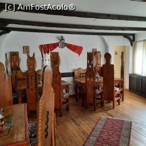 [P15] Pitești, Restaurantul „La Tuciuri”, Scaune cu spătare cu figuri desenate – pirogravate – pictate, la etaj » foto by mprofeanu
 - 
<span class="allrVoted glyphicon glyphicon-heart hidden" id="av1428884"></span>
<a class="m-l-10 hidden" id="sv1428884" onclick="voting_Foto_DelVot(,1428884,8103)" role="button">șterge vot <span class="glyphicon glyphicon-remove"></span></a>
<a id="v91428884" class=" c-red"  onclick="voting_Foto_SetVot(1428884)" role="button"><span class="glyphicon glyphicon-heart-empty"></span> <b>LIKE</b> = Votează poza</a> <img class="hidden"  id="f1428884W9" src="/imagini/loader.gif" border="0" /><span class="AjErrMes hidden" id="e1428884ErM"></span>