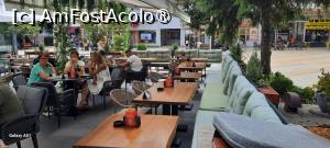 [P03] Pitești,  Bistroul-Cafenea„Bibliotheque”, Terasa în zi de sâmbătă, la prânz, se vede și Strada Mare pe fundal » foto by mprofeanu
 - 
<span class="allrVoted glyphicon glyphicon-heart hidden" id="av1502189"></span>
<a class="m-l-10 hidden" id="sv1502189" onclick="voting_Foto_DelVot(,1502189,8103)" role="button">șterge vot <span class="glyphicon glyphicon-remove"></span></a>
<a id="v91502189" class=" c-red"  onclick="voting_Foto_SetVot(1502189)" role="button"><span class="glyphicon glyphicon-heart-empty"></span> <b>LIKE</b> = Votează poza</a> <img class="hidden"  id="f1502189W9" src="/imagini/loader.gif" border="0" /><span class="AjErrMes hidden" id="e1502189ErM"></span>