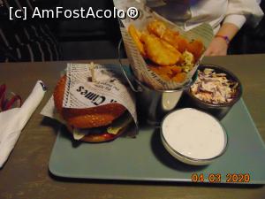 [P13] burger de vita cu cartofi prajiti si salata » foto by Yolanda
 - 
<span class="allrVoted glyphicon glyphicon-heart hidden" id="av1149511"></span>
<a class="m-l-10 hidden" id="sv1149511" onclick="voting_Foto_DelVot(,1149511,8103)" role="button">șterge vot <span class="glyphicon glyphicon-remove"></span></a>
<a id="v91149511" class=" c-red"  onclick="voting_Foto_SetVot(1149511)" role="button"><span class="glyphicon glyphicon-heart-empty"></span> <b>LIKE</b> = Votează poza</a> <img class="hidden"  id="f1149511W9" src="/imagini/loader.gif" border="0" /><span class="AjErrMes hidden" id="e1149511ErM"></span>