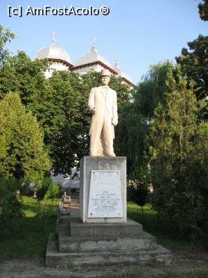 [P17] Statuia avocatului Alexandru Colfescu, primar al Alexandriei în perioada interbelică.  » foto by tata123 🔱
 - 
<span class="allrVoted glyphicon glyphicon-heart hidden" id="av1037510"></span>
<a class="m-l-10 hidden" id="sv1037510" onclick="voting_Foto_DelVot(,1037510,8118)" role="button">șterge vot <span class="glyphicon glyphicon-remove"></span></a>
<a id="v91037510" class=" c-red"  onclick="voting_Foto_SetVot(1037510)" role="button"><span class="glyphicon glyphicon-heart-empty"></span> <b>LIKE</b> = Votează poza</a> <img class="hidden"  id="f1037510W9" src="/imagini/loader.gif" border="0" /><span class="AjErrMes hidden" id="e1037510ErM"></span>