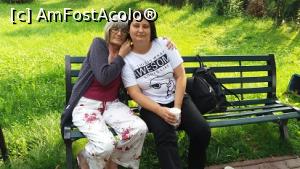 [P01] @maria55 si @adrianbogdan, adica Roxana dupa un drum lung cu noaptea in cap si pregatita pentru ziua lunga ce avea sa inceapa. Maria se sprijina pe o prietena, asta da incredere.  » foto by roth
 - 
<span class="allrVoted glyphicon glyphicon-heart hidden" id="av827297"></span>
<a class="m-l-10 hidden" id="sv827297" onclick="voting_Foto_DelVot(,827297,8128)" role="button">șterge vot <span class="glyphicon glyphicon-remove"></span></a>
<a id="v9827297" class=" c-red"  onclick="voting_Foto_SetVot(827297)" role="button"><span class="glyphicon glyphicon-heart-empty"></span> <b>LIKE</b> = Votează poza</a> <img class="hidden"  id="f827297W9" src="/imagini/loader.gif" border="0" /><span class="AjErrMes hidden" id="e827297ErM"></span>