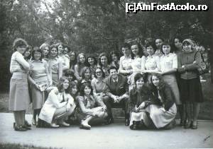 [P11] În ultimele zile de liceu, în 'uniformele' speciale, alături de alţi doi profesori îndrăgiţi: Miki Constantinescu (Linda) şi dl Mosoia.  » foto by Carmen Ion
 - 
<span class="allrVoted glyphicon glyphicon-heart hidden" id="av700924"></span>
<a class="m-l-10 hidden" id="sv700924" onclick="voting_Foto_DelVot(,700924,8128)" role="button">șterge vot <span class="glyphicon glyphicon-remove"></span></a>
<a id="v9700924" class=" c-red"  onclick="voting_Foto_SetVot(700924)" role="button"><span class="glyphicon glyphicon-heart-empty"></span> <b>LIKE</b> = Votează poza</a> <img class="hidden"  id="f700924W9" src="/imagini/loader.gif" border="0" /><span class="AjErrMes hidden" id="e700924ErM"></span>