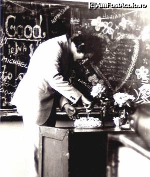[P17] Dear Alec and his wonderful wonderful cake (1975).  » foto by Carmen Ion
 - 
<span class="allrVoted glyphicon glyphicon-heart hidden" id="av700931"></span>
<a class="m-l-10 hidden" id="sv700931" onclick="voting_Foto_DelVot(,700931,8128)" role="button">șterge vot <span class="glyphicon glyphicon-remove"></span></a>
<a id="v9700931" class=" c-red"  onclick="voting_Foto_SetVot(700931)" role="button"><span class="glyphicon glyphicon-heart-empty"></span> <b>LIKE</b> = Votează poza</a> <img class="hidden"  id="f700931W9" src="/imagini/loader.gif" border="0" /><span class="AjErrMes hidden" id="e700931ErM"></span>
