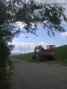 [P14] Excavator abandonat pe malul Ampoiului. Probabil se aşteabtă 'unda verde'. » foto by abbilbal*
 - 
<span class="allrVoted glyphicon glyphicon-heart hidden" id="av96976"></span>
<a class="m-l-10 hidden" id="sv96976" onclick="voting_Foto_DelVot(,96976,8128)" role="button">șterge vot <span class="glyphicon glyphicon-remove"></span></a>
<a id="v996976" class=" c-red"  onclick="voting_Foto_SetVot(96976)" role="button"><span class="glyphicon glyphicon-heart-empty"></span> <b>LIKE</b> = Votează poza</a> <img class="hidden"  id="f96976W9" src="/imagini/loader.gif" border="0" /><span class="AjErrMes hidden" id="e96976ErM"></span>