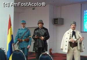 [P02] Același fotograf (în mijloc) - personaje „jucate” de angajați de la Muzeul Unirii din Alba Iulia - foto la Târgul de Turism din primăvara lui 2018.  » foto by tata123 🔱
 - 
<span class="allrVoted glyphicon glyphicon-heart hidden" id="av1036342"></span>
<a class="m-l-10 hidden" id="sv1036342" onclick="voting_Foto_DelVot(,1036342,8128)" role="button">șterge vot <span class="glyphicon glyphicon-remove"></span></a>
<a id="v91036342" class=" c-red"  onclick="voting_Foto_SetVot(1036342)" role="button"><span class="glyphicon glyphicon-heart-empty"></span> <b>LIKE</b> = Votează poza</a> <img class="hidden"  id="f1036342W9" src="/imagini/loader.gif" border="0" /><span class="AjErrMes hidden" id="e1036342ErM"></span>