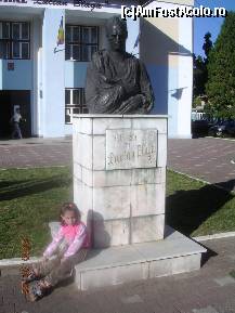 [P10] Popas la bustul lui Lucian Blaga. Deşi stă aşa cum stă, nu era obosită şi nici plictisită. Era o poziţie 'şmecheră'. » foto by abbilbal*
 - 
<span class="allrVoted glyphicon glyphicon-heart hidden" id="av138381"></span>
<a class="m-l-10 hidden" id="sv138381" onclick="voting_Foto_DelVot(,138381,8129)" role="button">șterge vot <span class="glyphicon glyphicon-remove"></span></a>
<a id="v9138381" class=" c-red"  onclick="voting_Foto_SetVot(138381)" role="button"><span class="glyphicon glyphicon-heart-empty"></span> <b>LIKE</b> = Votează poza</a> <img class="hidden"  id="f138381W9" src="/imagini/loader.gif" border="0" /><span class="AjErrMes hidden" id="e138381ErM"></span>