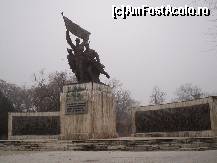 [P11] Monumentul dedicat eroilor Razboiului de Independenta, punctul central la km 0 ala orasului » foto by TORA INGRID
 - 
<span class="allrVoted glyphicon glyphicon-heart hidden" id="av170156"></span>
<a class="m-l-10 hidden" id="sv170156" onclick="voting_Foto_DelVot(,170156,8133)" role="button">șterge vot <span class="glyphicon glyphicon-remove"></span></a>
<a id="v9170156" class=" c-red"  onclick="voting_Foto_SetVot(170156)" role="button"><span class="glyphicon glyphicon-heart-empty"></span> <b>LIKE</b> = Votează poza</a> <img class="hidden"  id="f170156W9" src="/imagini/loader.gif" border="0" /><span class="AjErrMes hidden" id="e170156ErM"></span>