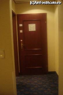[P13] Usa cu micul hol de la intrarea in camera noastra de la hotelul Ramada Britannia » foto by ileanaxperta*
 - 
<span class="allrVoted glyphicon glyphicon-heart hidden" id="av174611"></span>
<a class="m-l-10 hidden" id="sv174611" onclick="voting_Foto_DelVot(,174611,8197)" role="button">șterge vot <span class="glyphicon glyphicon-remove"></span></a>
<a id="v9174611" class=" c-red"  onclick="voting_Foto_SetVot(174611)" role="button"><span class="glyphicon glyphicon-heart-empty"></span> <b>LIKE</b> = Votează poza</a> <img class="hidden"  id="f174611W9" src="/imagini/loader.gif" border="0" /><span class="AjErrMes hidden" id="e174611ErM"></span>