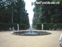 [P16] Parcul Sans Souci: o altă fântână arteziană și aleea ce duce spre Neuen Palais.De-a lungul aleii de 2,5 km. străjuiesc numeroase statui de marmură. » foto by mariana.olaru
 - 
<span class="allrVoted glyphicon glyphicon-heart hidden" id="av180531"></span>
<a class="m-l-10 hidden" id="sv180531" onclick="voting_Foto_DelVot(,180531,8200)" role="button">șterge vot <span class="glyphicon glyphicon-remove"></span></a>
<a id="v9180531" class=" c-red"  onclick="voting_Foto_SetVot(180531)" role="button"><span class="glyphicon glyphicon-heart-empty"></span> <b>LIKE</b> = Votează poza</a> <img class="hidden"  id="f180531W9" src="/imagini/loader.gif" border="0" /><span class="AjErrMes hidden" id="e180531ErM"></span>