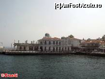 [P11] Clădirea Căpităniei portului Büyükada, văzută de pe vaporul care tocmai trăgea la chei.  » foto by Costi
 - 
<span class="allrVoted glyphicon glyphicon-heart hidden" id="av421767"></span>
<a class="m-l-10 hidden" id="sv421767" onclick="voting_Foto_DelVot(,421767,8221)" role="button">șterge vot <span class="glyphicon glyphicon-remove"></span></a>
<a id="v9421767" class=" c-red"  onclick="voting_Foto_SetVot(421767)" role="button"><span class="glyphicon glyphicon-heart-empty"></span> <b>LIKE</b> = Votează poza</a> <img class="hidden"  id="f421767W9" src="/imagini/loader.gif" border="0" /><span class="AjErrMes hidden" id="e421767ErM"></span>