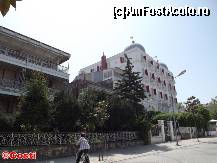 [P22] Hotelul Splendid Palace, datând din 1908, din Büyükada » foto by Costi
 - 
<span class="allrVoted glyphicon glyphicon-heart hidden" id="av421778"></span>
<a class="m-l-10 hidden" id="sv421778" onclick="voting_Foto_DelVot(,421778,8221)" role="button">șterge vot <span class="glyphicon glyphicon-remove"></span></a>
<a id="v9421778" class=" c-red"  onclick="voting_Foto_SetVot(421778)" role="button"><span class="glyphicon glyphicon-heart-empty"></span> <b>LIKE</b> = Votează poza</a> <img class="hidden"  id="f421778W9" src="/imagini/loader.gif" border="0" /><span class="AjErrMes hidden" id="e421778ErM"></span>