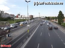 [P34] Imagine cu D100, de pe pasarela ce o traversează în dreptul staţiei Topkapı. Între benzile celor două sensuri, se văd ceşe două piste pentru Metrobüs » foto by Costi
 - 
<span class="allrVoted glyphicon glyphicon-heart hidden" id="av421790"></span>
<a class="m-l-10 hidden" id="sv421790" onclick="voting_Foto_DelVot(,421790,8221)" role="button">șterge vot <span class="glyphicon glyphicon-remove"></span></a>
<a id="v9421790" class=" c-red"  onclick="voting_Foto_SetVot(421790)" role="button"><span class="glyphicon glyphicon-heart-empty"></span> <b>LIKE</b> = Votează poza</a> <img class="hidden"  id="f421790W9" src="/imagini/loader.gif" border="0" /><span class="AjErrMes hidden" id="e421790ErM"></span>