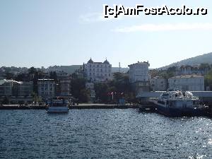 [P23] Drept în faţă: portul, hotelul Splendid, statuia lui Atatürk lângă drapelele fluturânde » foto by irinad
 - 
<span class="allrVoted glyphicon glyphicon-heart hidden" id="av694091"></span>
<a class="m-l-10 hidden" id="sv694091" onclick="voting_Foto_DelVot(,694091,8221)" role="button">șterge vot <span class="glyphicon glyphicon-remove"></span></a>
<a id="v9694091" class=" c-red"  onclick="voting_Foto_SetVot(694091)" role="button"><span class="glyphicon glyphicon-heart-empty"></span> <b>LIKE</b> = Votează poza</a> <img class="hidden"  id="f694091W9" src="/imagini/loader.gif" border="0" /><span class="AjErrMes hidden" id="e694091ErM"></span>