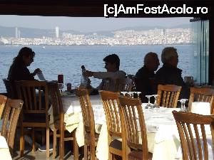 [P58] La terasă pe faleza din Büyükada » foto by irinad
 - 
<span class="allrVoted glyphicon glyphicon-heart hidden" id="av694126"></span>
<a class="m-l-10 hidden" id="sv694126" onclick="voting_Foto_DelVot(,694126,8221)" role="button">șterge vot <span class="glyphicon glyphicon-remove"></span></a>
<a id="v9694126" class=" c-red"  onclick="voting_Foto_SetVot(694126)" role="button"><span class="glyphicon glyphicon-heart-empty"></span> <b>LIKE</b> = Votează poza</a> <img class="hidden"  id="f694126W9" src="/imagini/loader.gif" border="0" /><span class="AjErrMes hidden" id="e694126ErM"></span>