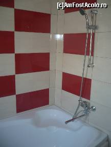 [P04] Cada cu dusul din baie.Camerele de la etaj aveau cabina de dus nu cada » foto by lavylus*
 - 
<span class="allrVoted glyphicon glyphicon-heart hidden" id="av175833"></span>
<a class="m-l-10 hidden" id="sv175833" onclick="voting_Foto_DelVot(,175833,8228)" role="button">șterge vot <span class="glyphicon glyphicon-remove"></span></a>
<a id="v9175833" class=" c-red"  onclick="voting_Foto_SetVot(175833)" role="button"><span class="glyphicon glyphicon-heart-empty"></span> <b>LIKE</b> = Votează poza</a> <img class="hidden"  id="f175833W9" src="/imagini/loader.gif" border="0" /><span class="AjErrMes hidden" id="e175833ErM"></span>