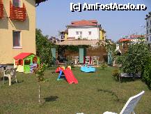 [P33] privire de ansamblu curte cu loc de joaca copii, in spate se vede si celalalt foisor / terasa ... » foto by cata078
 - 
<span class="allrVoted glyphicon glyphicon-heart hidden" id="av257037"></span>
<a class="m-l-10 hidden" id="sv257037" onclick="voting_Foto_DelVot(,257037,8228)" role="button">șterge vot <span class="glyphicon glyphicon-remove"></span></a>
<a id="v9257037" class=" c-red"  onclick="voting_Foto_SetVot(257037)" role="button"><span class="glyphicon glyphicon-heart-empty"></span> <b>LIKE</b> = Votează poza</a> <img class="hidden"  id="f257037W9" src="/imagini/loader.gif" border="0" /><span class="AjErrMes hidden" id="e257037ErM"></span>