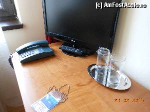 [P24] Hotel Septimia Wellness & Spa - Odorheiu Secuiesc, biroul cu telefon, TV şi două pahare.  » foto by iulianic
 - 
<span class="allrVoted glyphicon glyphicon-heart hidden" id="av404118"></span>
<a class="m-l-10 hidden" id="sv404118" onclick="voting_Foto_DelVot(,404118,8264)" role="button">șterge vot <span class="glyphicon glyphicon-remove"></span></a>
<a id="v9404118" class=" c-red"  onclick="voting_Foto_SetVot(404118)" role="button"><span class="glyphicon glyphicon-heart-empty"></span> <b>LIKE</b> = Votează poza</a> <img class="hidden"  id="f404118W9" src="/imagini/loader.gif" border="0" /><span class="AjErrMes hidden" id="e404118ErM"></span>