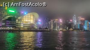 [P19] Centrul de Conventii si Expozitii din Hong Kong (HKCEC), un reper major al insulei, un vast spatiu destinat expozitiilor, conferintelor, evenimentelor, divertismentului, o cladire imensa din sticla si aluminiu, care semana cu o pasare in zbor. » foto by geani anto
 - 
<span class="allrVoted glyphicon glyphicon-heart hidden" id="av1519427"></span>
<a class="m-l-10 hidden" id="sv1519427" onclick="voting_Foto_DelVot(,1519427,8285)" role="button">șterge vot <span class="glyphicon glyphicon-remove"></span></a>
<a id="v91519427" class=" c-red"  onclick="voting_Foto_SetVot(1519427)" role="button"><span class="glyphicon glyphicon-heart-empty"></span> <b>LIKE</b> = Votează poza</a> <img class="hidden"  id="f1519427W9" src="/imagini/loader.gif" border="0" /><span class="AjErrMes hidden" id="e1519427ErM"></span>