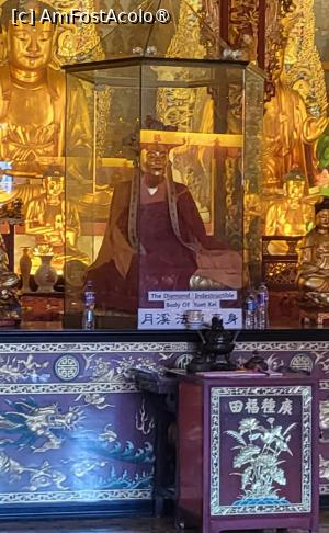 [P10] Dupa ce a fost ingropat timp de 8 luni intr-un sicriu de pe deal, trupul sau a fost dezgropat, aflandu-se inca in stare perfecta si conform dorintelor sale, a fost imbalsamat cu lac chinezesc, pictat cu foita de aur si expus intr-o vitrina de sticla in fata altarului principal, fiind numit „Corpul indestructibil de diamant al lui Yuexi”. » foto by geani anto
 - 
<span class="allrVoted glyphicon glyphicon-heart hidden" id="av1520949"></span>
<a class="m-l-10 hidden" id="sv1520949" onclick="voting_Foto_DelVot(,1520949,8285)" role="button">șterge vot <span class="glyphicon glyphicon-remove"></span></a>
<a id="v91520949" class=" c-red"  onclick="voting_Foto_SetVot(1520949)" role="button"><span class="glyphicon glyphicon-heart-empty"></span> <b>LIKE</b> = Votează poza</a> <img class="hidden"  id="f1520949W9" src="/imagini/loader.gif" border="0" /><span class="AjErrMes hidden" id="e1520949ErM"></span>