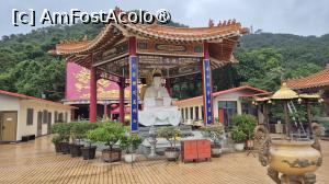 [P21] In centrul terasei dintre sala principala si pagoda se afla Pavilionul Kwun Yam flancat o galerie veranda de bodhisattva de aur pe de o parte si 18 statui Arhat pe de alta parte, cu diverse alte statui multicolore presarate pe terasa, inclusiv o statuie a lui Kwun Yam, care este zeita milei. » foto by geani anto
 - 
<span class="allrVoted glyphicon glyphicon-heart hidden" id="av1520960"></span>
<a class="m-l-10 hidden" id="sv1520960" onclick="voting_Foto_DelVot(,1520960,8285)" role="button">șterge vot <span class="glyphicon glyphicon-remove"></span></a>
<a id="v91520960" class=" c-red"  onclick="voting_Foto_SetVot(1520960)" role="button"><span class="glyphicon glyphicon-heart-empty"></span> <b>LIKE</b> = Votează poza</a> <img class="hidden"  id="f1520960W9" src="/imagini/loader.gif" border="0" /><span class="AjErrMes hidden" id="e1520960ErM"></span>