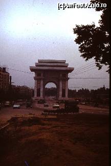 [P03] Arc de trumf in stil pagoda coreeana si citeva masini de stat in misiune!  » foto by pompiliu
 - 
<span class="allrVoted glyphicon glyphicon-heart hidden" id="av414347"></span>
<a class="m-l-10 hidden" id="sv414347" onclick="voting_Foto_DelVot(,414347,8294)" role="button">șterge vot <span class="glyphicon glyphicon-remove"></span></a>
<a id="v9414347" class=" c-red"  onclick="voting_Foto_SetVot(414347)" role="button"><span class="glyphicon glyphicon-heart-empty"></span> <b>LIKE</b> = Votează poza</a> <img class="hidden"  id="f414347W9" src="/imagini/loader.gif" border="0" /><span class="AjErrMes hidden" id="e414347ErM"></span>