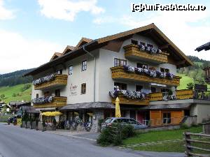 [P04] Casa in Filzmoos cu flori albe si violet » foto by saxonul
 - 
<span class="allrVoted glyphicon glyphicon-heart hidden" id="av351668"></span>
<a class="m-l-10 hidden" id="sv351668" onclick="voting_Foto_DelVot(,351668,8299)" role="button">șterge vot <span class="glyphicon glyphicon-remove"></span></a>
<a id="v9351668" class=" c-red"  onclick="voting_Foto_SetVot(351668)" role="button"><span class="glyphicon glyphicon-heart-empty"></span> <b>LIKE</b> = Votează poza</a> <img class="hidden"  id="f351668W9" src="/imagini/loader.gif" border="0" /><span class="AjErrMes hidden" id="e351668ErM"></span>