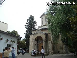 [P15] In curtea bisericii, in partea stanga (a imaginii) se afla magazinul cu obiecte bisericesti » foto by nicoletass
 - 
<span class="allrVoted glyphicon glyphicon-heart hidden" id="av378179"></span>
<a class="m-l-10 hidden" id="sv378179" onclick="voting_Foto_DelVot(,378179,8317)" role="button">șterge vot <span class="glyphicon glyphicon-remove"></span></a>
<a id="v9378179" class=" c-red"  onclick="voting_Foto_SetVot(378179)" role="button"><span class="glyphicon glyphicon-heart-empty"></span> <b>LIKE</b> = Votează poza</a> <img class="hidden"  id="f378179W9" src="/imagini/loader.gif" border="0" /><span class="AjErrMes hidden" id="e378179ErM"></span>