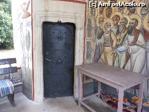 [P13] Herăşti - Intrarea în turnul clopotniţă.  » foto by iulianic
 - 
<span class="allrVoted glyphicon glyphicon-heart hidden" id="av620295"></span>
<a class="m-l-10 hidden" id="sv620295" onclick="voting_Foto_DelVot(,620295,8317)" role="button">șterge vot <span class="glyphicon glyphicon-remove"></span></a>
<a id="v9620295" class=" c-red"  onclick="voting_Foto_SetVot(620295)" role="button"><span class="glyphicon glyphicon-heart-empty"></span> <b>LIKE</b> = Votează poza</a> <img class="hidden"  id="f620295W9" src="/imagini/loader.gif" border="0" /><span class="AjErrMes hidden" id="e620295ErM"></span>