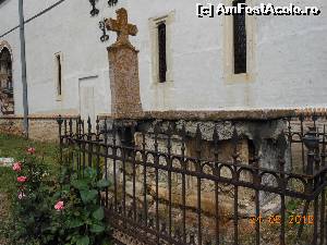 [P19] Herăşti - Pe latura de sud a bisericii, cripta lui Milan Obrenovici.  » foto by iulianic
 - 
<span class="allrVoted glyphicon glyphicon-heart hidden" id="av620301"></span>
<a class="m-l-10 hidden" id="sv620301" onclick="voting_Foto_DelVot(,620301,8317)" role="button">șterge vot <span class="glyphicon glyphicon-remove"></span></a>
<a id="v9620301" class=" c-red"  onclick="voting_Foto_SetVot(620301)" role="button"><span class="glyphicon glyphicon-heart-empty"></span> <b>LIKE</b> = Votează poza</a> <img class="hidden"  id="f620301W9" src="/imagini/loader.gif" border="0" /><span class="AjErrMes hidden" id="e620301ErM"></span>