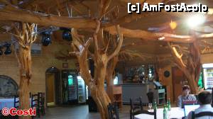 [P15] Imagine din restaurant, spre bar. Se poate vedea decoraţia rustică.  » foto by Costi
 - 
<span class="allrVoted glyphicon glyphicon-heart hidden" id="av466149"></span>
<a class="m-l-10 hidden" id="sv466149" onclick="voting_Foto_DelVot(,466149,8322)" role="button">șterge vot <span class="glyphicon glyphicon-remove"></span></a>
<a id="v9466149" class=" c-red"  onclick="voting_Foto_SetVot(466149)" role="button"><span class="glyphicon glyphicon-heart-empty"></span> <b>LIKE</b> = Votează poza</a> <img class="hidden"  id="f466149W9" src="/imagini/loader.gif" border="0" /><span class="AjErrMes hidden" id="e466149ErM"></span>