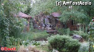 [P24] O compoziţie cam chicioasă în 'insula' din faţa hotelului. 
În lacul cu nuferi înoată peşti roşii.  » foto by Costi
 - 
<span class="allrVoted glyphicon glyphicon-heart hidden" id="av466172"></span>
<a class="m-l-10 hidden" id="sv466172" onclick="voting_Foto_DelVot(,466172,8322)" role="button">șterge vot <span class="glyphicon glyphicon-remove"></span></a>
<a id="v9466172" class=" c-red"  onclick="voting_Foto_SetVot(466172)" role="button"><span class="glyphicon glyphicon-heart-empty"></span> <b>LIKE</b> = Votează poza</a> <img class="hidden"  id="f466172W9" src="/imagini/loader.gif" border="0" /><span class="AjErrMes hidden" id="e466172ErM"></span>
