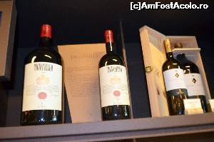 [P84] Antinori-wine barul unde se putea cumpara vin la sticlă sau puteai să deguști vin. 
Aici este unul din vinurile emblematice ale cramei -Tignanello, un supertoscan » foto by maxIC
 - 
<span class="allrVoted glyphicon glyphicon-heart hidden" id="av667039"></span>
<a class="m-l-10 hidden" id="sv667039" onclick="voting_Foto_DelVot(,667039,8341)" role="button">șterge vot <span class="glyphicon glyphicon-remove"></span></a>
<a id="v9667039" class=" c-red"  onclick="voting_Foto_SetVot(667039)" role="button"><span class="glyphicon glyphicon-heart-empty"></span> <b>LIKE</b> = Votează poza</a> <img class="hidden"  id="f667039W9" src="/imagini/loader.gif" border="0" /><span class="AjErrMes hidden" id="e667039ErM"></span>